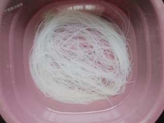 4、蚂蚁上树, 粉丝用温水浸泡软