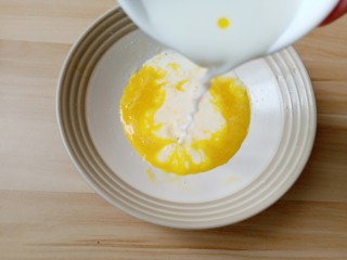 3、无油版原味松饼,再加入纯牛奶搅拌均匀。