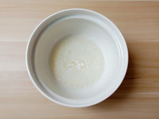 6、无油版原味松饼,蛋清滴三滴的白醋或者柠檬汁用电动打蛋器打到鱼眼泡状态加1/3绵白糖。