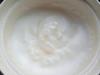 8、无油版原味松饼,搅拌至有微微的纹路加入剩余的绵白糖。