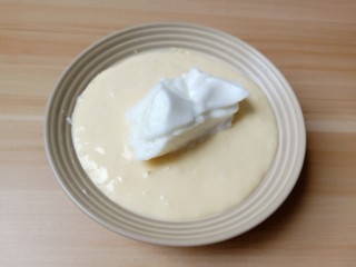 11、无油版原味松饼,再取1/3的蛋白霜继续翻拌。