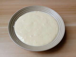 12、无油版原味松饼,拌好的面糊倒入剩余的蛋白霜中,翻拌均匀即可。