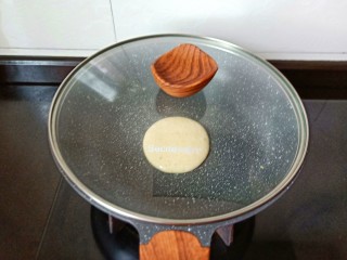 14、无油版原味松饼,再次开小火,盖上盖子焖大约50秒。