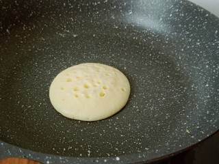 15、无油版原味松饼,透过透明的盖子,看见面糊起大泡泡就可以打开盖子。这时候轻轻用铲子翻面是最佳状态。