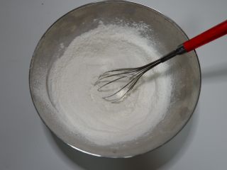 2、枣泥糯米卷,加入白砂糖，用蛋抽搅拌均匀。