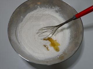 3、枣泥糯米卷,然后加入玉米油