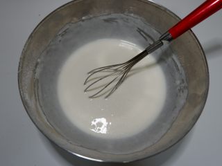 5、枣泥糯米卷,搅拌至顺滑无颗粒。