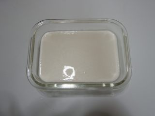 6、枣泥糯米卷,放入耐高温的容器中。