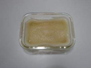 7、枣泥糯米卷,蒸锅或者微波炉将糯米粉蒸熟。取