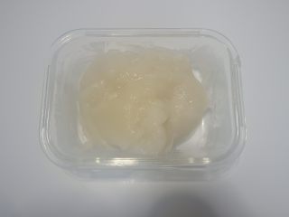 8、枣泥糯米卷,取出用刮刀拌匀一下。放置温热在使用。