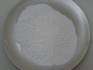 9、枣泥糯米卷,糯米生粉倒入盘中。放入微波炉叮30-1分钟，将糯米粉打熟