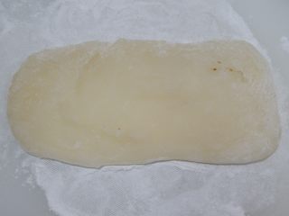 11、枣泥糯米卷,案板上撒少许熟糯米粉，用擀面杖把面团擀成长方形。