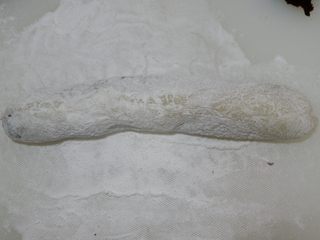 13、枣泥糯米卷,卷起来捏紧收口。