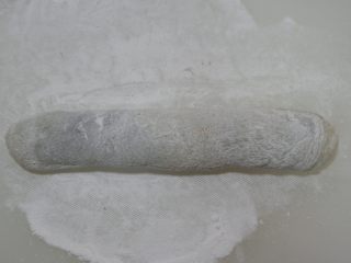 15、枣泥糯米卷,多余的糯米粉拿刷子扫掉。