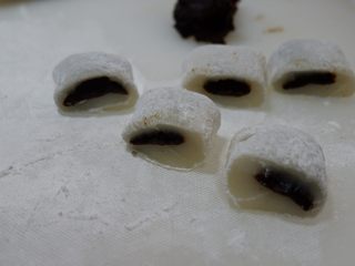 16、枣泥糯米卷,最后切成小段就可以吃啦。