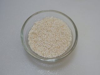 1、香蕉糯米羹,糯米淘洗干。