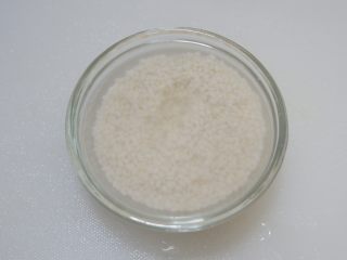 2、香蕉糯米羹,放水中浸泡4个小时以上