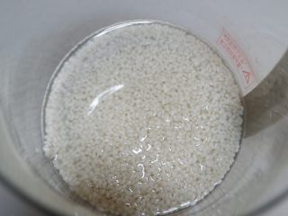 3、香蕉糯米羹,浸泡好沥干水分放入养生壶。