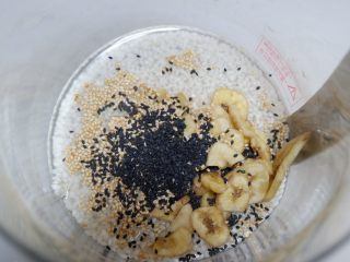 7、香蕉糯米羹,依次投入养生壶。