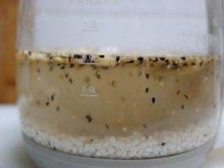 8、香蕉糯米羹,加入1000毫升的水