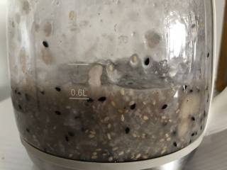 11、香蕉糯米羹,煮至冰糖融化搅拌均匀即可~