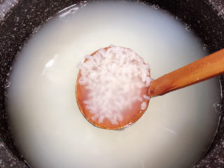 3、冬日暖心菜 扇贝田园砂锅粥,开锅后转小火慢慢熬，盖上盖子。同时可以去准备配料。