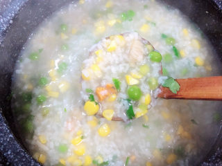 14、冬日暖心菜 扇贝田园砂锅粥,关火，搅拌均匀出锅喽！