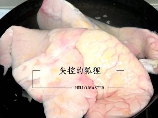 14、猪肺的处理方法,处理好的猪肺放进铁锅里，开大火烧开，中途翻面，直至煮透。具体时间看自己猪肺大小。