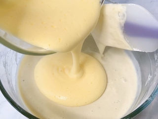 8、香蕉松饼????,把打好的鸡蛋倒进搅拌好的香蕉泥中，搅拌均匀。