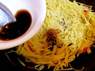 12、酸辣土豆丝,放醋，继续炒，这时能闻到酸香的味。