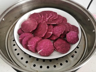 2、紫薯糯米饼,切片上锅蒸至软烂