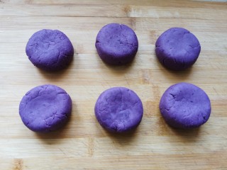 9、紫薯糯米饼,压成厚一些的圆饼，虽然薄了更容易熟，但是太薄吃起来口感会差一些