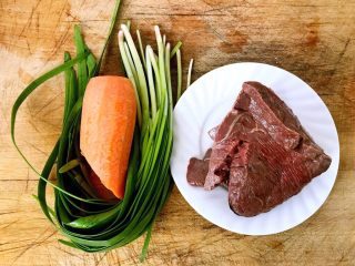 1、猪肺粥,准备原材料焯好水的猪肺、韭菜、胡萝卜