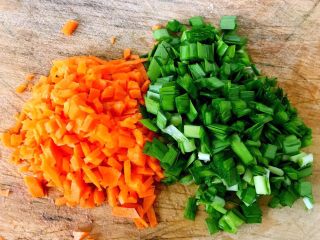 3、猪肺粥,韭菜和胡萝卜切成小粒