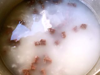 6、猪肺粥,放入猪肺中火煮15分钟左右