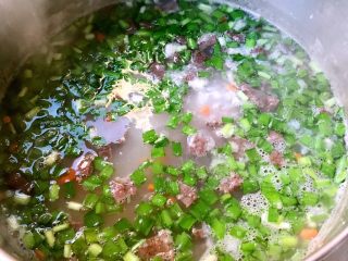 8、猪肺粥,放入韭菜煮1至2分钟时间不要过久即会影响口感也会不美观哦