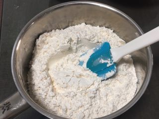 1、星巴克的爆头玛芬蛋糕,低筋粉和泡打粉过筛，翻拌均匀。