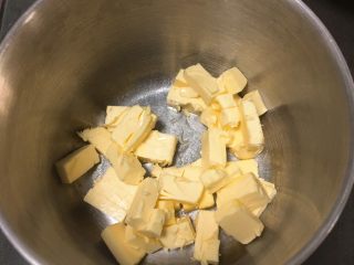 4、星巴克的爆头玛芬蛋糕,黄油软化至手点就软的状态。