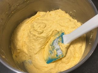 12、星巴克的爆头玛芬蛋糕,用翻拌的手法拌匀蛋糕糊。