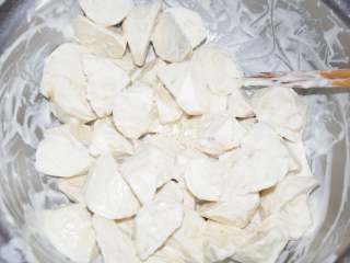 4、红烧茄子 百吃不厌的经典家常菜,面糊搅拌好后把所有的滚刀块茄子倒进去,用筷子拌匀,使每块茄子都均匀的挂上一层面糊。