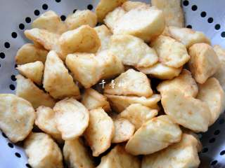 6、红烧茄子 百吃不厌的经典家常菜,炸茄子一般都会复炸两次,所以第一遍炸到茄子变硬即可,用筷子在锅里划拉能感觉到茄子已经有了一层硬壳。分成2-3次把所有茄子块炸完。