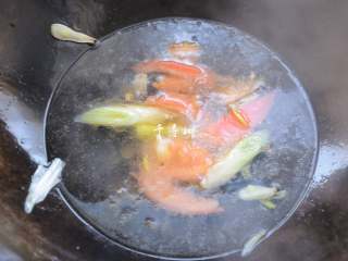 11、红烧茄子 百吃不厌的经典家常菜,倒入热水,大火烧开后转小火准备调味。