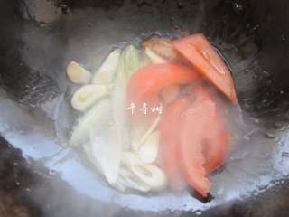 10、红烧茄子 百吃不厌的经典家常菜,加入西红柿略微翻炒,十几秒的时间就可以了,如果翻的时间太长,西红柿就软烂掉了。