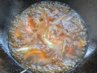 12、红烧茄子 百吃不厌的经典家常菜,加入生抽2勺,番茄酱1勺,白糖半勺,老抽半勺,可以尝尝味道,根据自己口味可以再补充适量的盐分或者是糖分。味道调整到满意后,加入水淀粉勾芡,芡汁不能太浓,也不能太稀,正好能在茄子上面挂住最合适。