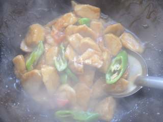 14、红烧茄子 百吃不厌的经典家常菜,倒入青椒片,略微翻炒,青椒稍微断生就可以了,青椒太软了影响菜品的卖相。