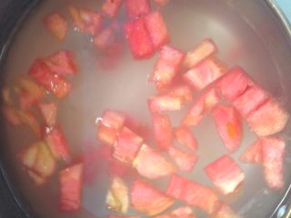 1、鸭肉沫粥,番茄切丁与米一起煮粥。大火转小火。