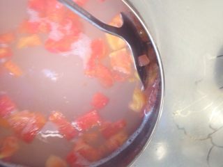 3、鸭肉沫粥,番茄煮软后用勺子，弄碎。提示：这次番茄沙不软的做法。