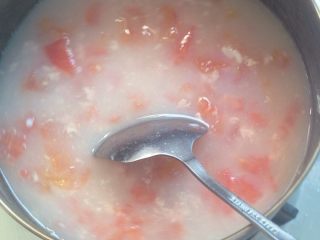 5、鸭肉沫粥,最后下鸭肉，开大火煮3分钟左右。鸭肉熟了。提示：只下鸭肉不要加太多水。
