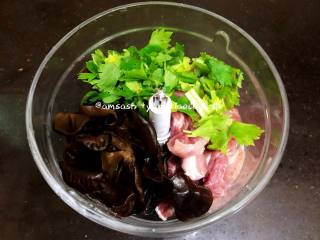 3、黑木耳肉末包子,黑木耳事先泡发好的，芹菜 洗干净，猪肉洗切成块，把切好的肉和黑木耳，芹菜切成小段，把盐，生抽，和少许清水一起加 绞肉机中，然后开始把食物打碎
