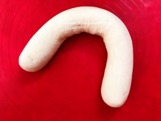 7、黑木耳肉末包子,揉好的面团搓成长条